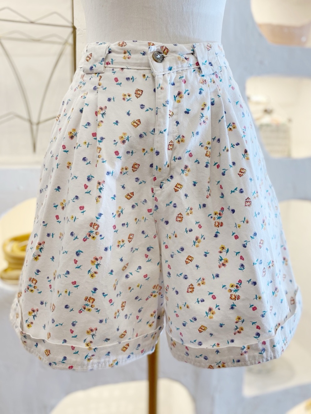 Retro High Rise White Cotton Floral Shorts with Pockets